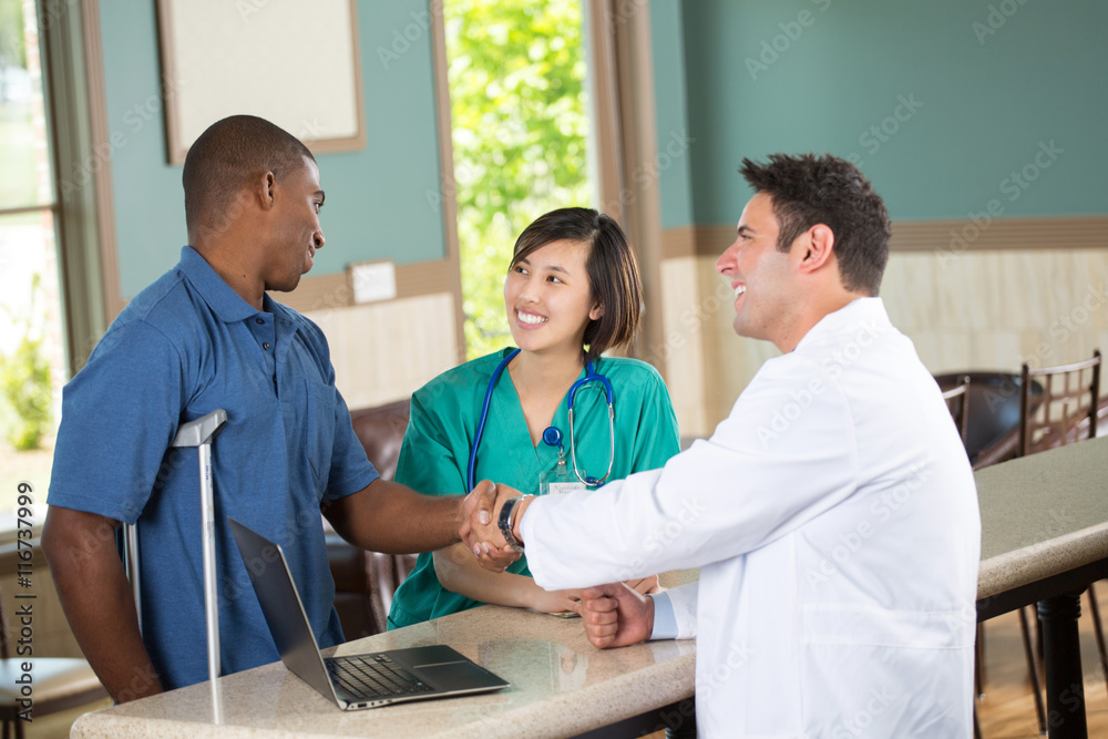 Obraz premium Doctor shaking hands with a patient.