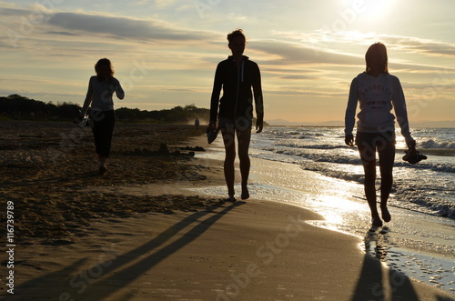 silhouettes of women on the beach