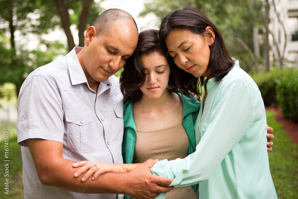 Obraz premium Family Praying Together