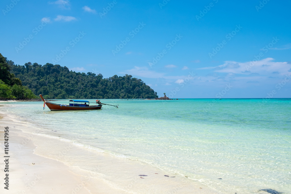 Obraz premium Long tail wooden boat anchor with csytal sea white sand at lipe island,andaman,thailand