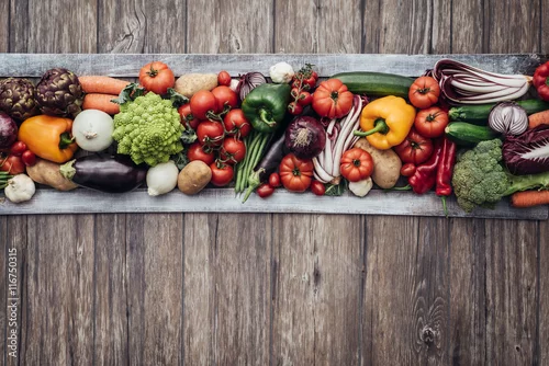 Obraz świeże, kolorowe warzywa na drewnianym blacie