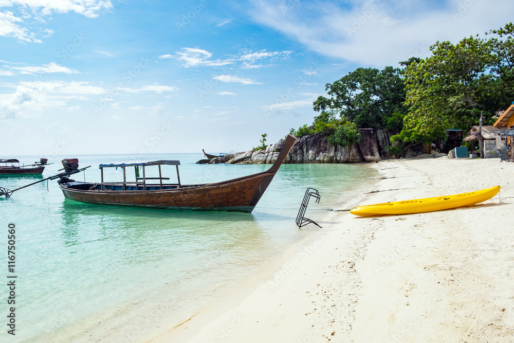 Obraz premium Long tail boat and kayak moored seashore at lipe island