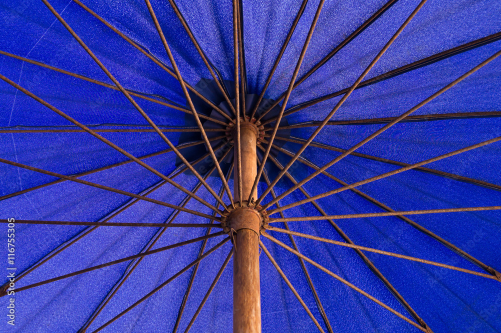 Obraz premium Under a long-handled blue umbrella nylon .