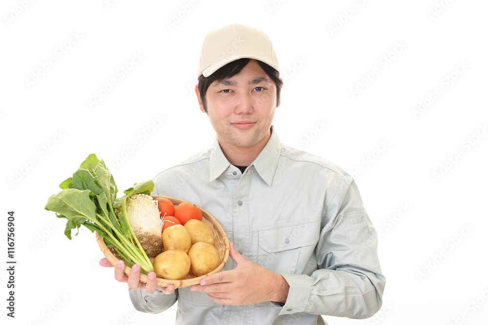 野菜を持つ笑顔の男性 野菜を持つ笑顔の男性