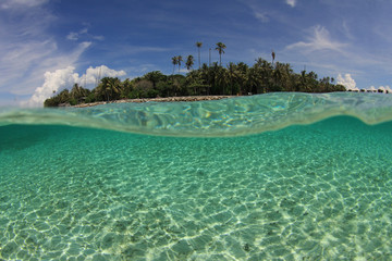 Papier peint photo Île Île tropicale entourée d'une mer turquoise  © Richard Carey