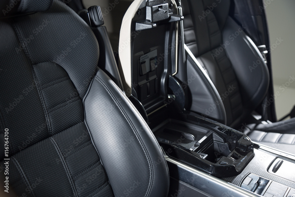 Storage room under armrest in SUV Storage room under armrest in SUV