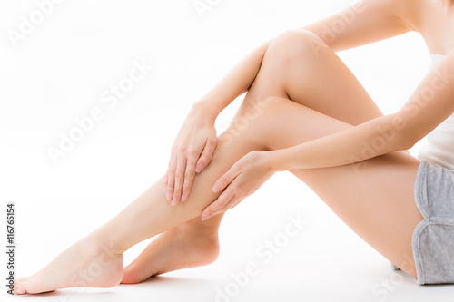 脚をケアする女性 © kei907