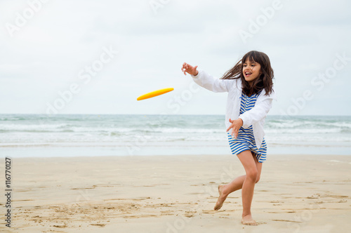Canvastavla Gril playing frisbee