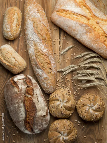 Panel kuchenny z motywem Świeże pieczywo na drewnianym tle
