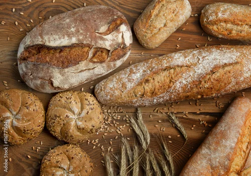 Panel kuchenny z motywem Świeże pieczywo na drewnianym tle