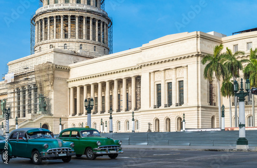 Fahrende amerikanische Oldtimer vor dem Capitol in der Hauptstadt Havanna Cuba © mabofoto@icloud.com