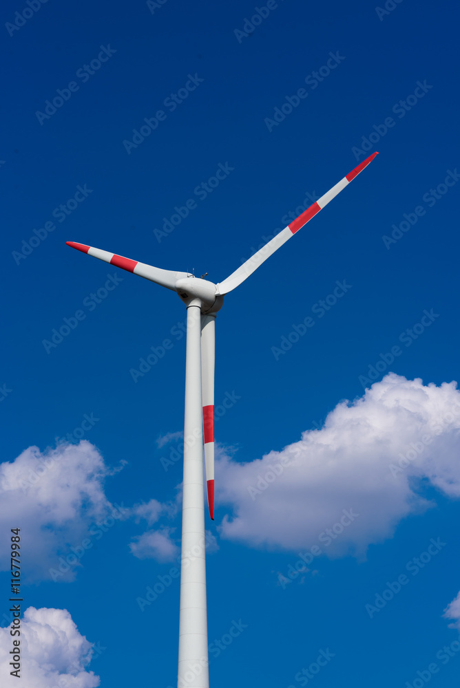 Windrad vor blauem, wolkigem Himmel Windrad vor blauem, wolkigem Himmel