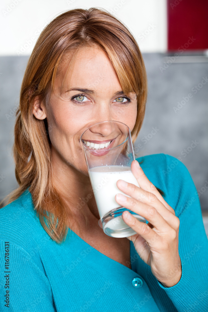 portrait de femme souriant buvant un verre de lait portrait de femme souriant buvant un verre de lait