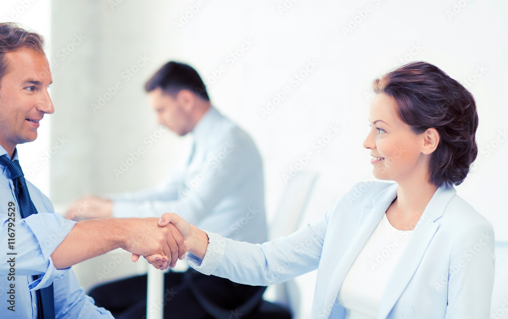 Obraz premium man and woman shaking hands in office