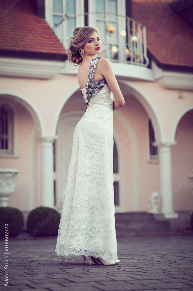 Fototapeta premium Lady in White