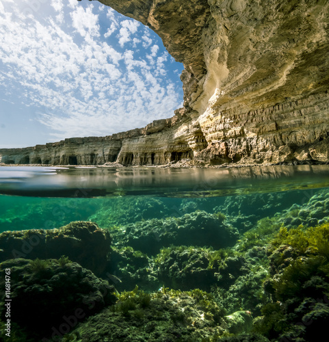 Fotografía View of the cliffs and sea caves of Cape Greco from under the wa