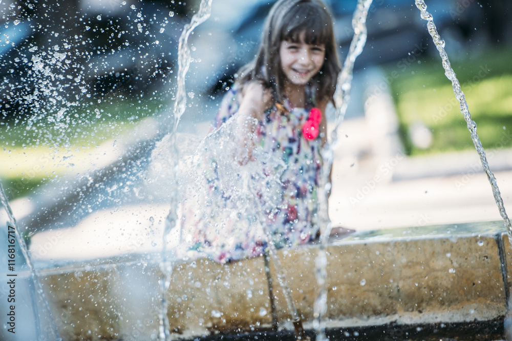 Obraz premium girl playing with water