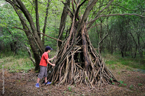 cabane forêt tipi construction enfant aventurier jeu garçon bo