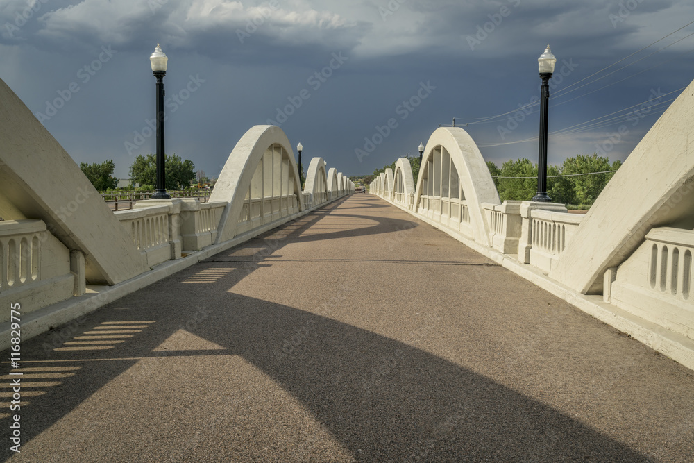 Concrete arch bridge over South Platte River Concrete arch bridge over South Platte River