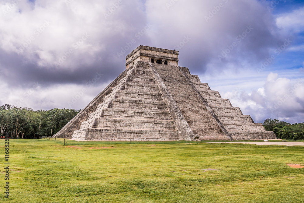 Maya pyramid Chichen Itza, Yucatan, Mexico Maya pyramid Chichen Itza, Yucatan, Mexico