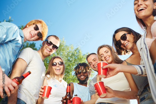 Friends with drinks © pressmaster