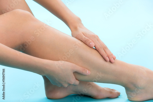 脚をケアする女性 © kei907