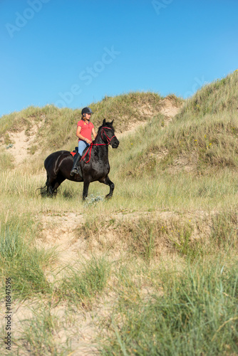 jeune femme au trot dans les dunes © Image'in