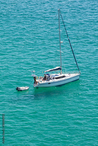 Voilier dans eau turquoise, Finistère, Bretagne © guitou60