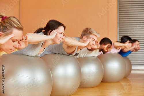 Gruppe trainiert Pilates im Fitnesscenter