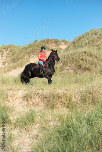 jeune femme au trot dans les dunes © Image'in