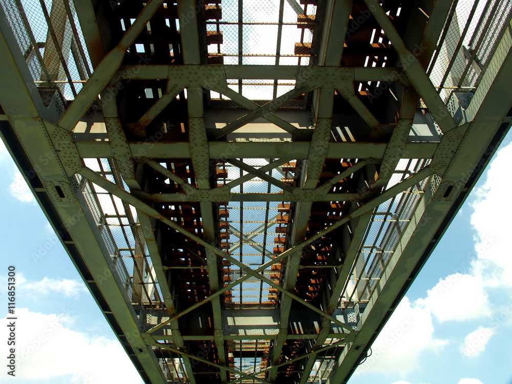 夏空と鉄橋