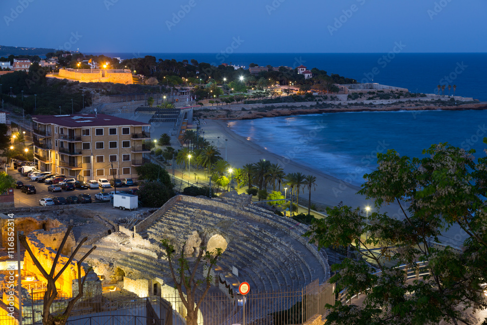 Obraz premium ancient Roman amphitheater at Mediterranean in evening