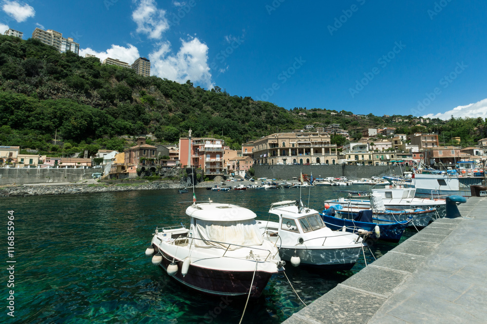 Obraz premium Sea port, boats and houses in Sicily.