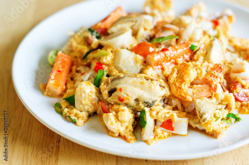 scrambled eggs fried with seafood.