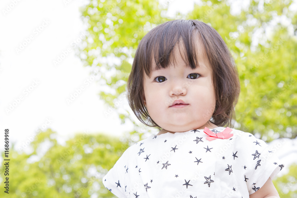 新緑の中、微笑む幼い女の子 新緑の中、微笑む幼い女の子