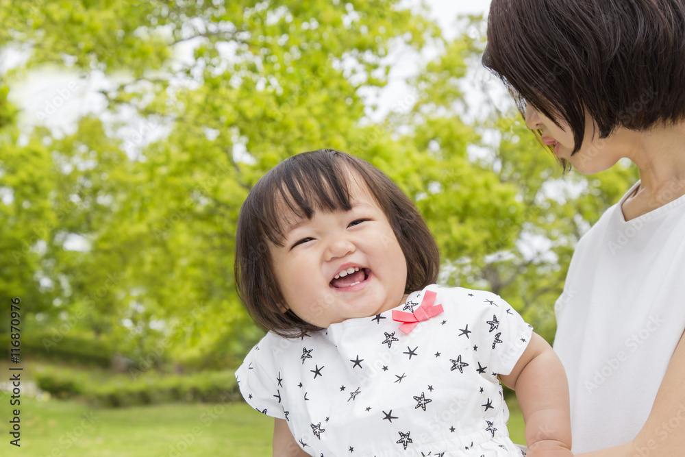 公園で赤ちゃんと遊ぶ親子 公園で赤ちゃんと遊ぶ親子