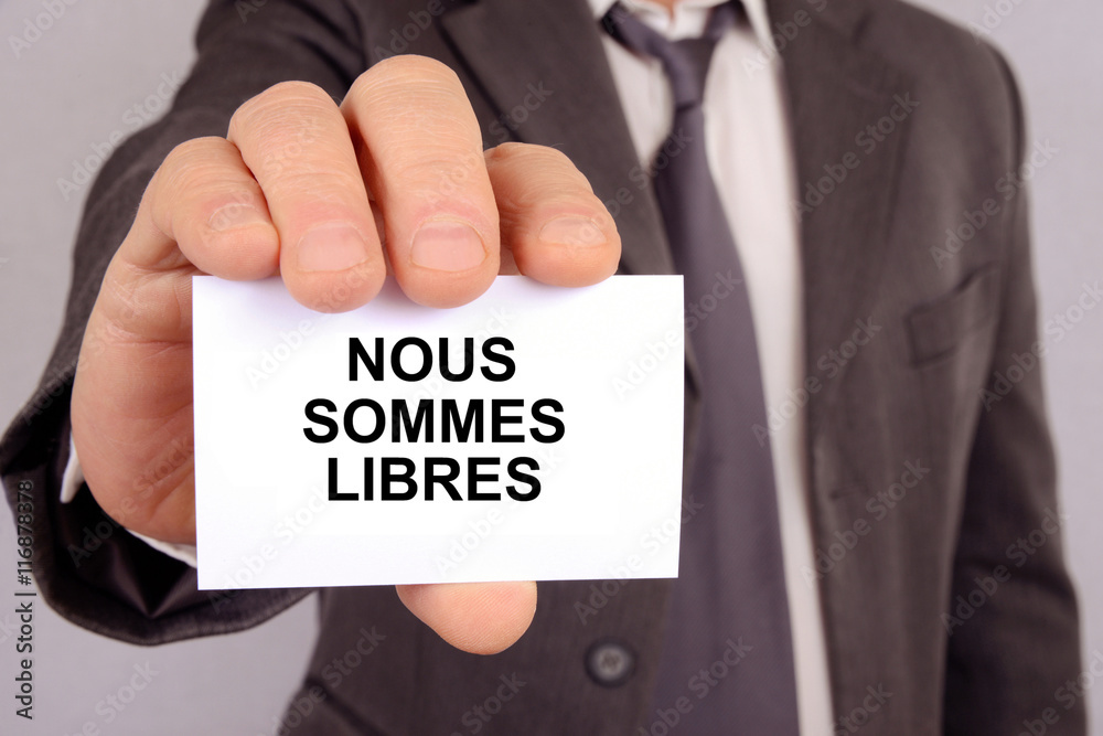 Homme tenant une carte avec nous sommes libres écrit dessus Homme tenant une carte avec nous sommes libres écrit dessus
