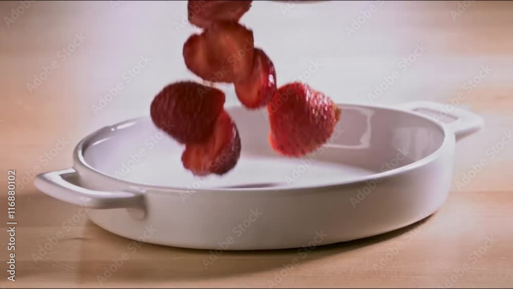Fraises qui tombent dans un récipient en slow motion 500 fps