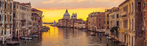 Venice city and canal with sunrise view panorama © Pattanasak Suksri