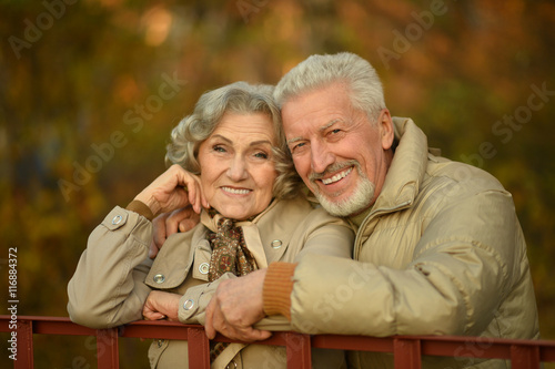 Fotografía Senior couple in autumn park