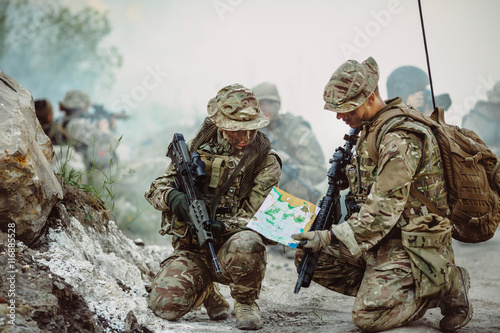 Foto British special forces soldiers with weapon take part in military