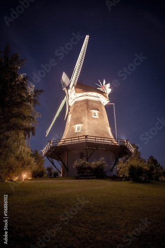 Windmühle bei Nacht photo