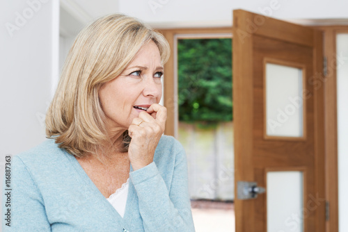 Canvastavla Sad Mature Woman Suffering From Agoraphobia Looking Out Of Open
