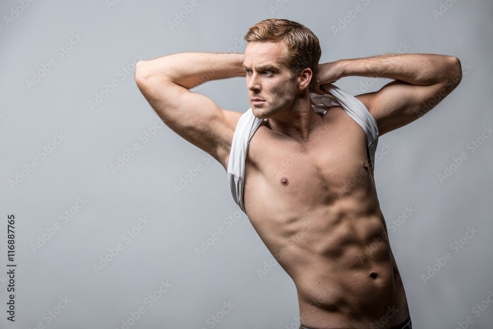 Obraz premium Muscular man in studio