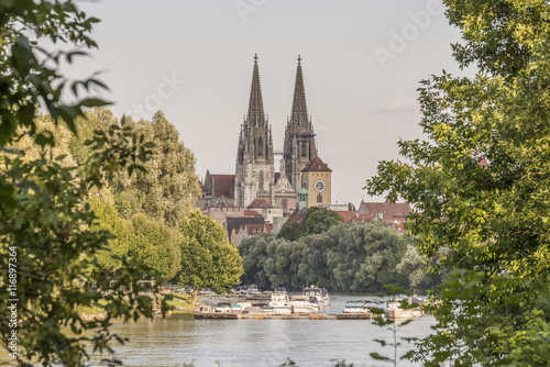 Regensburg mit Jachthafen an der Donau und Blick zum Dom St. Peter