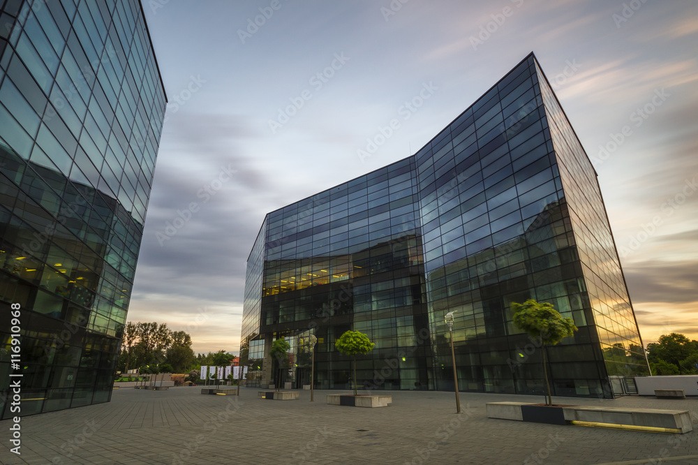 Modern office building in the evening
 - obrazy, fototapety, plakaty 