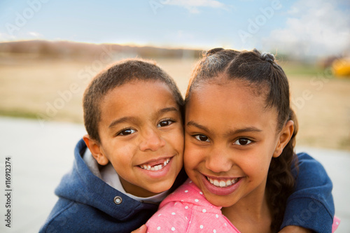 Cuadro en lienzo Little boy and his big sister.
