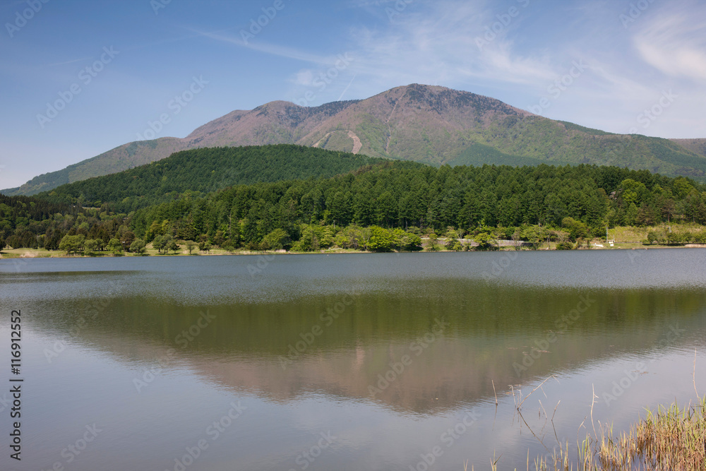 霊仙寺湖と飯縄山