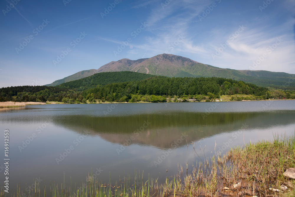 霊仙寺湖と飯縄山