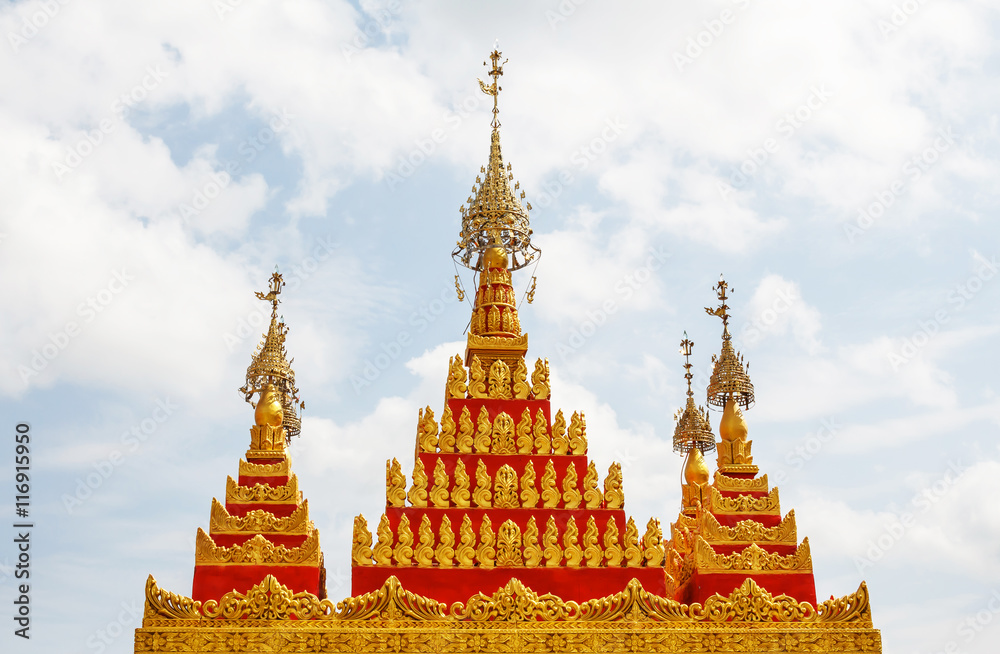 Fototapeta premium Ancient Golden pagoda and blue sky